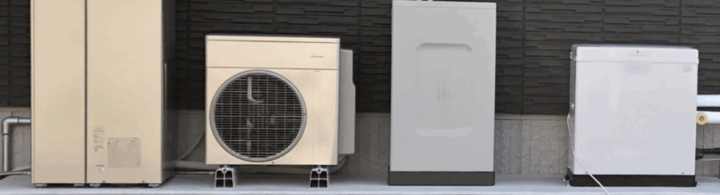 住宅外壁に整然と設置された給湯器・室外機・パワーコンディショナ・蓄電池などのエネルギー関連機器一式の外観